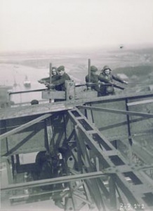 Das Absenken des Unterwagens des Vorbaukranes der Kanalbrücke zeigt dieses Bild vom 15. April 1913. Die Männer arbeiten in schwindelerregender Höhe. Foto: Archiv WSD