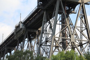 Die filigranen Pfeiler der Rendsburger Eisenbahnhochbrücke. Foto: Martin Heidorn
