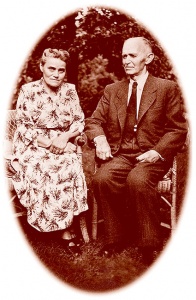 Friedrich Voß mit seiner Ehefrau im Garten in Kiel.