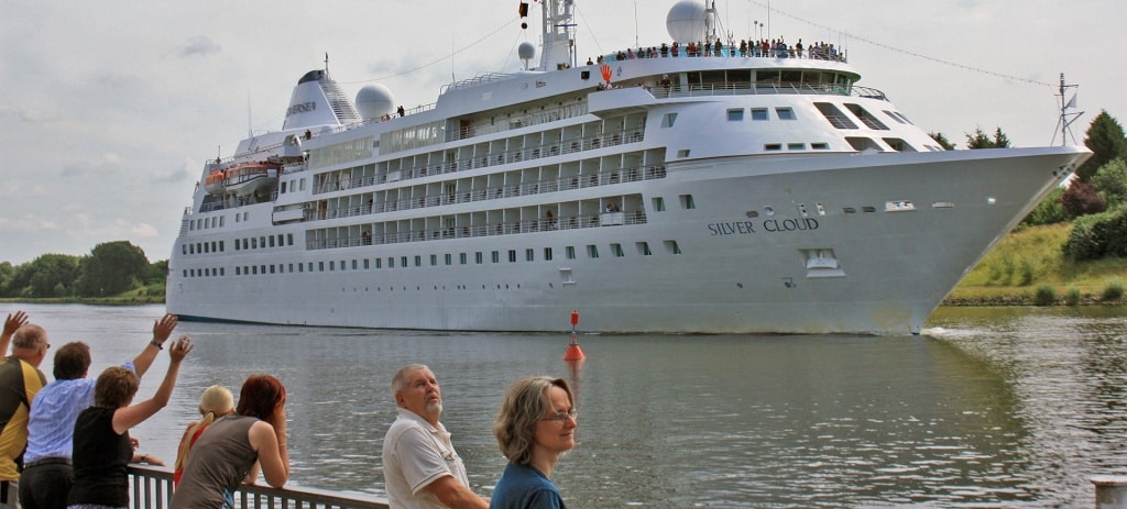 Die Silver Cloud im Nord-Ostsee-Kanal vor der Schiffsbegrüßungsanlage
