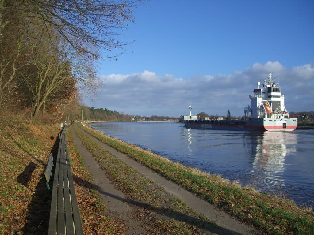 Die längste Bank der Welt steht am NordOstseeKanal Brückenbote