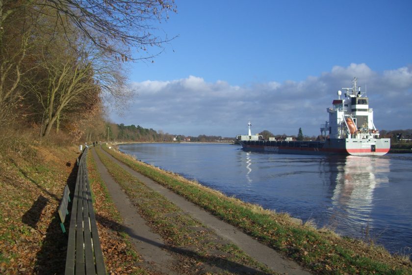 Die längste Bank der Welt steht in Rendsburg am Nord-Ostsee-Kanal