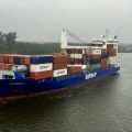 der Blick vom Kreuzfahrtschiff "Europa 2" im Morgennebel auf entgegenkommende Feederschiffe - hier im Vordergrund das blaue Schiff Arnafell, die von weiteren vier Schiffen gefolgt wird.