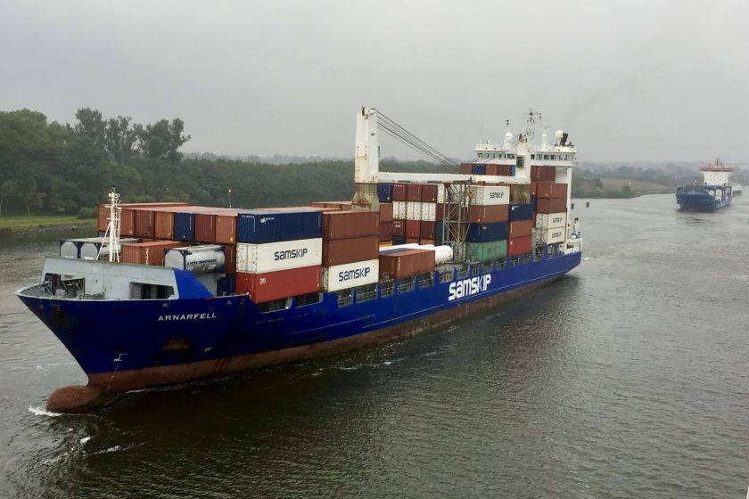 der Blick vom Kreuzfahrtschiff "Europa 2" im Morgennebel auf entgegenkommende Feederschiffe - hier im Vordergrund das blaue Schiff Arnafell, die von weiteren vier Schiffen gefolgt wird.